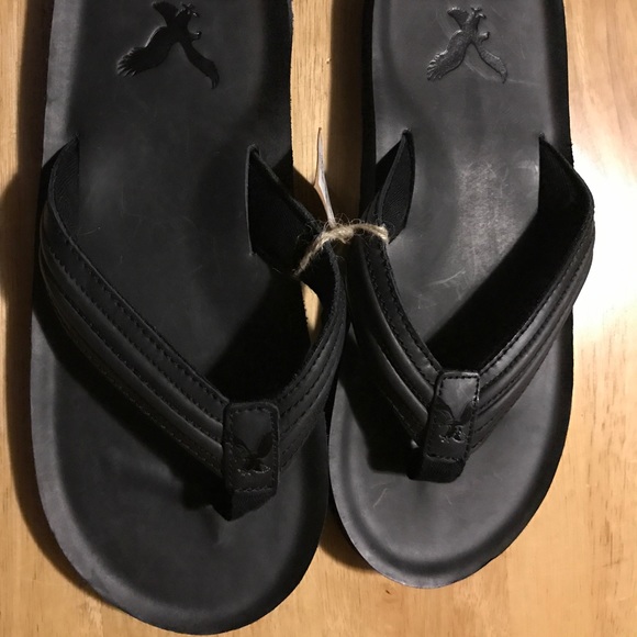 american eagle black flip flops